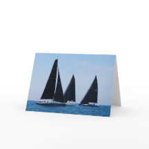 Barcos de vela en aguas azules