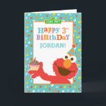 Tarjeta Barrio Sésamo | Elmo - Cumpleaños de torta y confe<br><div class="desc">"Elmo dice feliz cumpleaños" con este lindo y colorido diseño con quequitos y confeti. ¡El adorable títere vino desde Plaza Sésamo especialmente para desearte un feliz cumpleaños! Con su piel roja difusa, sus ojos grandes y su corazón aún más grande, el monito monstruo es amado por niños de todas las...</div>