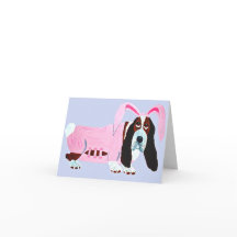Basset Hound con traje de conejo rosa