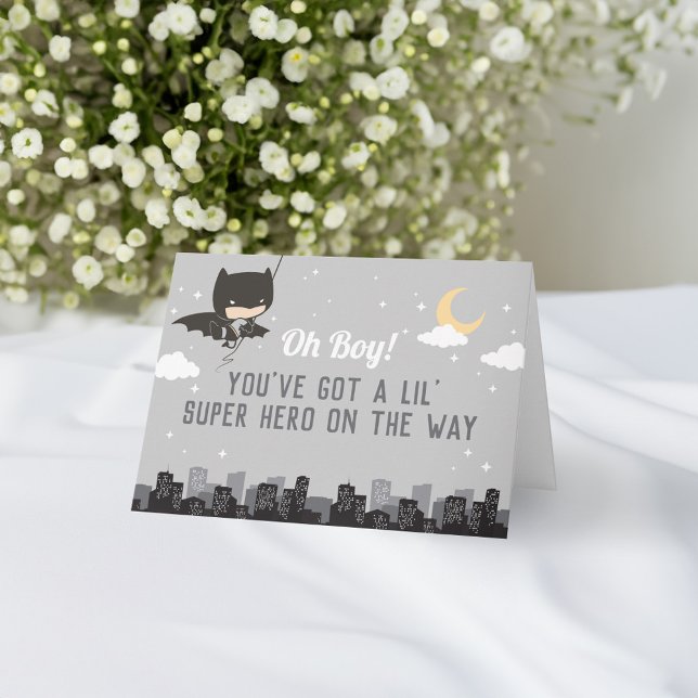 Tarjeta Batman Super Hero Baby Shower (Card on table)
