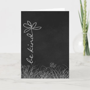Tarjeta Be Kind daisy en la pizarra negra