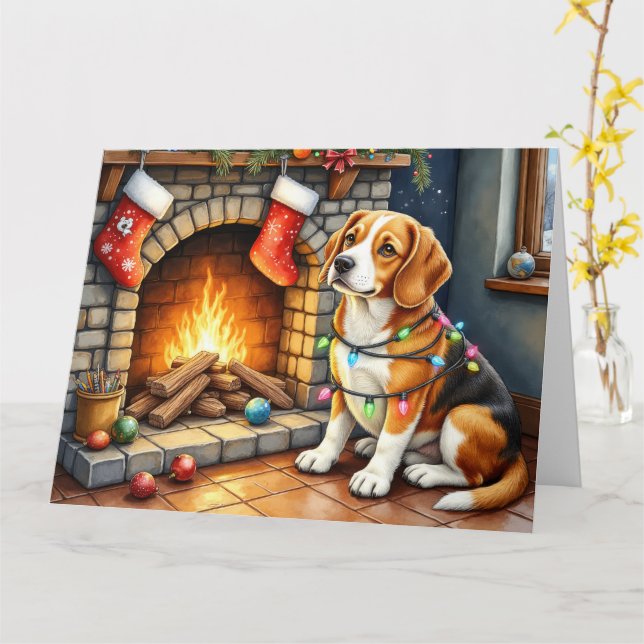 Tarjeta Beagle Sitting by Fireplace with Christmas Lights (flor amarilla)