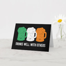 Tarjeta Bebe bien con otras cervezas de la bandera irlande