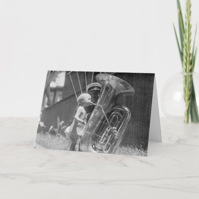 Tarjeta Bebé que juega a Tuba, 1923 (Anverso)