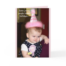 Bebé que mira gruñón su primera fiesta de