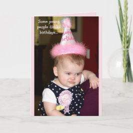 Tarjeta Bebé que mira gruñón su primera fiesta de
