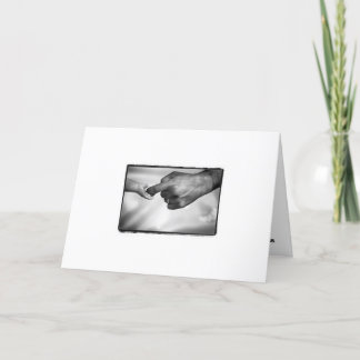 Tarjeta bebé y papá en la mano