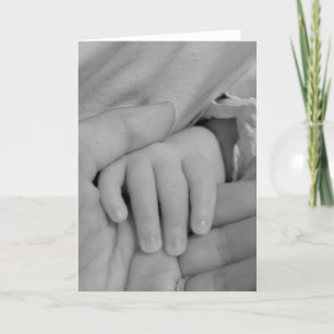 Tarjeta Bebé y papá sosteniendo manos