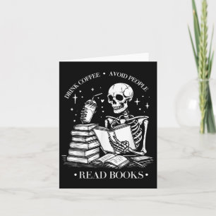 Tarjeta Beber café evita que la gente lea libros Halloween