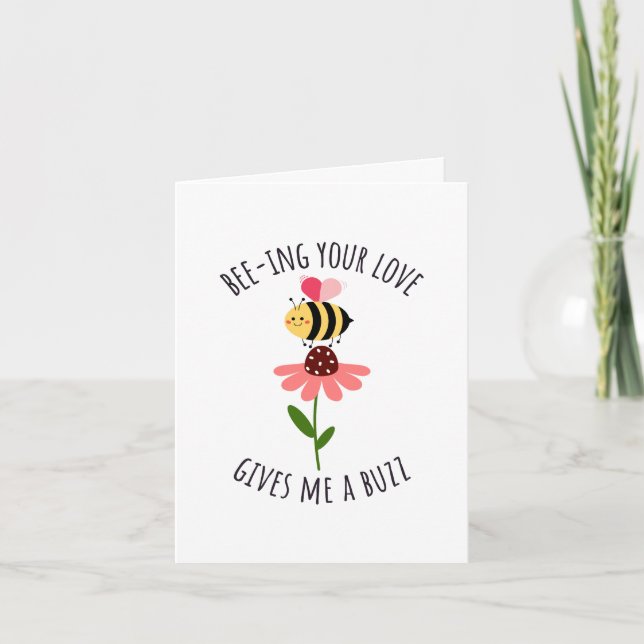 Tarjeta Bee-ing Your Love Gives Me a Buzz Greeting Card (Anverso)