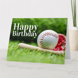 Tarjeta Béisbol con feliz palabra de cumpleaños sobre césp