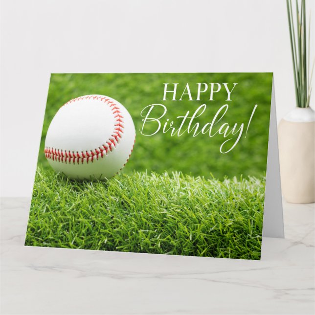 Tarjeta Béisbol con feliz palabra de cumpleaños sobre césp (Anverso)
