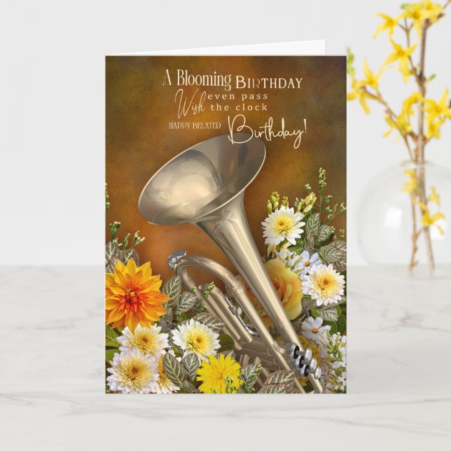 Tarjeta Belated Birthday with Trumpet Music Theme Card (flor amarilla)