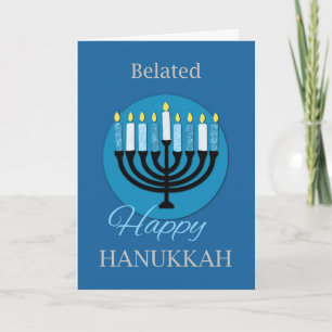 Tarjeta Belated Hanukkah Menorah sobre el azul oscuro