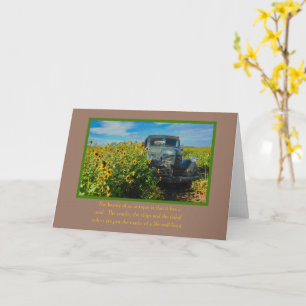Tarjeta Belleza en cosas viejas /camión viejo en campo de