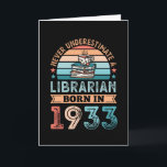 Tarjeta Bibliotecario nacido en 1933 90º regalo de amante<br><div class="desc">Nunca subestimes a un bibliotecario nacido en 1933. Regalo de cumpleaños 90 ideal para un amante del libro y de la lectura de 90 años que ama la biblioteca. Presente retro para hombres,  mujeres,  tu madre en el día de la madre.</div>