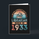 Tarjeta Bibliotecario nacido en 1933 90º regalo de amante<br><div class="desc">Nunca subestimes a un bibliotecario nacido en 1933. Regalo de cumpleaños 90 ideal para un amante del libro y de la lectura de 90 años que ama la biblioteca. Presente retro para hombres,  mujeres,  tu madre en el día de la madre.</div>