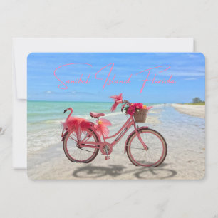 Tarjeta Bicicleta de flamenco rosa lindo en la playa de la