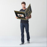 Tarjeta Big Black Gold 21st Birthday Card<br><div class="desc">Esta gran tarjeta de 21 años es la manera perfecta de extender tus saludos. Añade un toque personal incluyendo tu foto favorita en la parte posterior. Esta imagen orientada al paisaje podría ser de todos sus mejores o una foto grupal de sus colegas de la oficina. (Una relación 5 x...</div>
