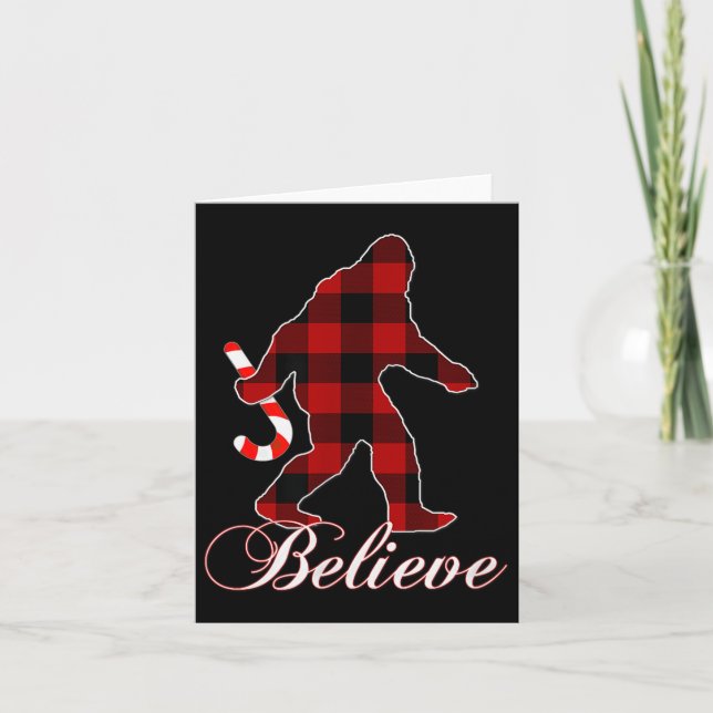 Tarjeta Bigfoot Buffalo Plaid Believe Candy Cane Christmas (Anverso)