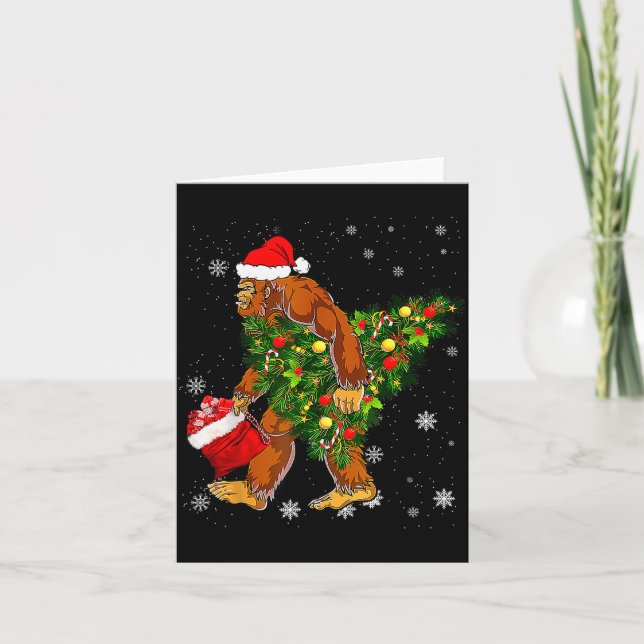Tarjeta Bigfoot Carrying Christmas Tree Sasquatch Believer (Anverso)