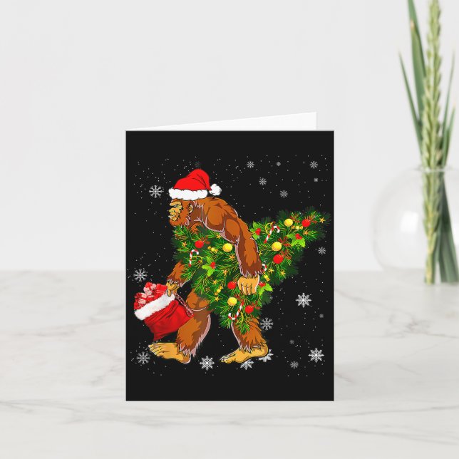 Tarjeta Bigfoot Carrying Christmas Tree Sasquatch Believer (Anverso)