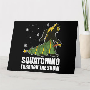 Tarjeta Bigfoot de Navidad corriendo por la nieve