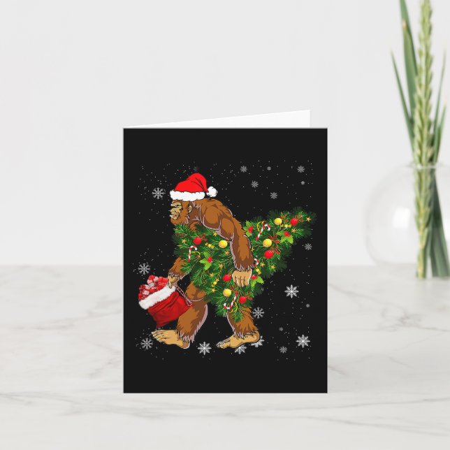 Tarjeta Bigfoot llevando árbol de Navidad creyente de Sasq (Anverso)