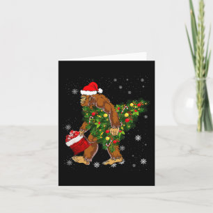 Tarjeta Bigfoot llevando árbol de Navidad creyente de Sasq