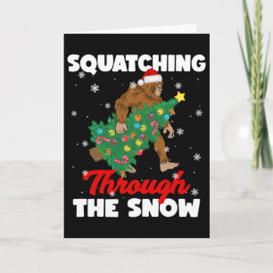 Tarjeta Bigfoot paseando por la nieve Sasquatch Navidad