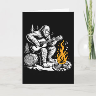 Tarjeta Bigfoot tocando la guitarra en la fogata de campin