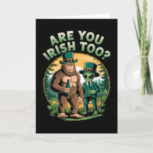 Tarjeta Bigfoot y alien bebiendo cerveza divertido St. Pat