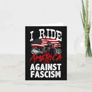 Tarjeta Biker anti Trump se resiste a protesta fascista