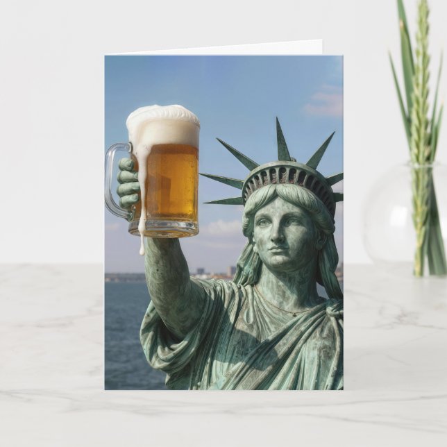 Tarjeta Birthday Statue of Liberty Holding Up a Beer Mug (Anverso)