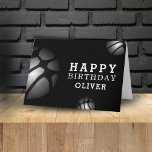 Tarjeta Black Basketball Balls Sports Happy Birthday Kids<br><div class="desc">Black Basketball Balls Sports Happy Birthday Card con su nombre. Baloncesto moderno negro y plateado con un deseo feliz de cumpleaños. Personalice su nombre y haga una tarjeta personal especial para un niño o un chica al que le encanta el baloncesto.</div>