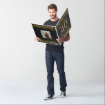 Tarjeta Black Gold 40th Birthday Card<br><div class="desc">Esta tarjeta de 40 años es una manera perfecta de extender tus saludos. Añade un toque personal incluyendo tu foto favorita en la parte posterior.</div>