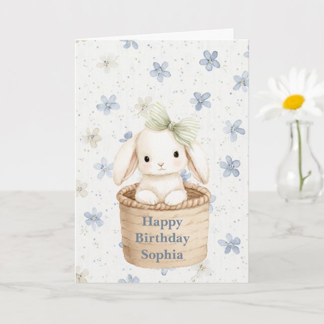 Tarjeta Blue Flowers Bunny in Basket Birthday (Planta pequeña)