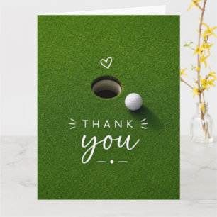 Tarjeta Bola de Golf junto al hoyo en césped verde Gracias
