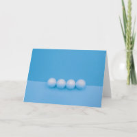 Bolas de golf en fondo azul