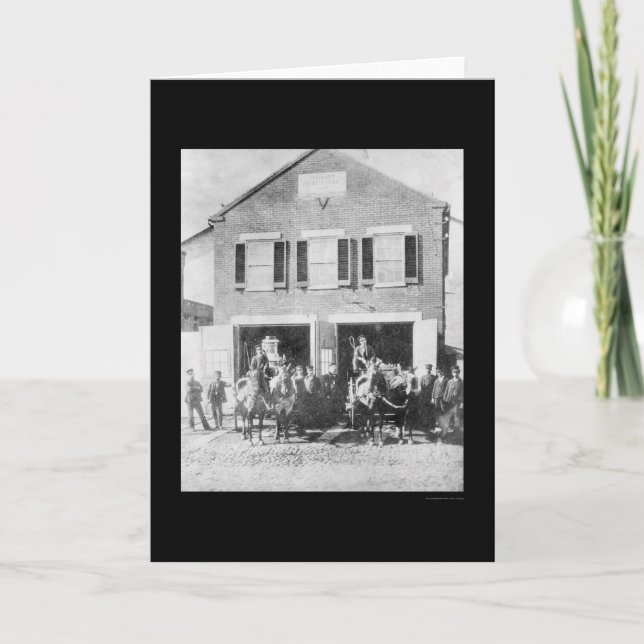 Tarjeta Bomberos y equipo delante del parque de bomberos (Anverso)