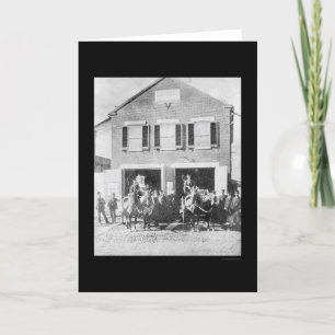 Tarjeta Bomberos y equipo delante del parque de bomberos