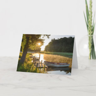 Tarjeta Bote de remos amarrado en el lago