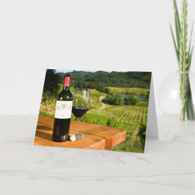 Tarjeta Botella de vino rojo y de vidrio en la tabla (Anverso)