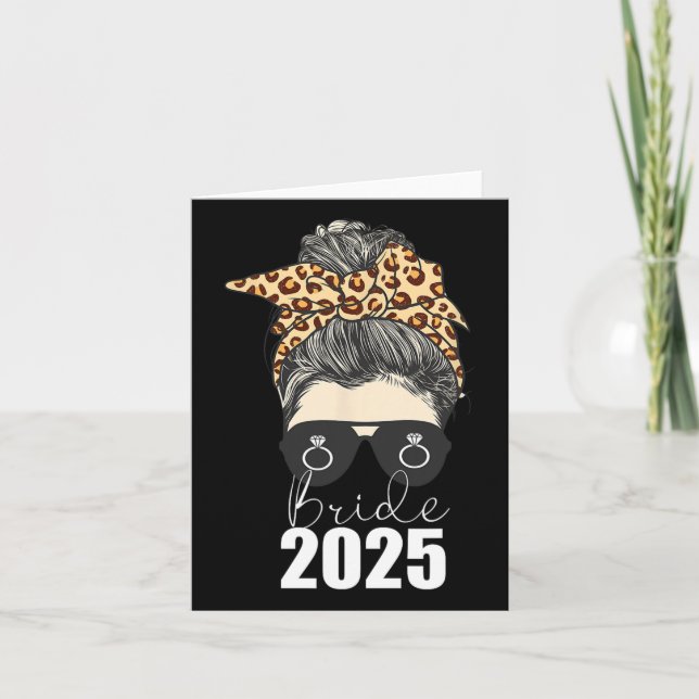 Tarjeta Bride 2025 Messy Bun Engagement Leopard Cheetah (Anverso)