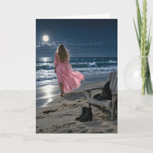 Tarjeta Bruja con vestido rosa en una playa a la luz de la