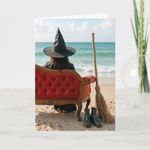Tarjeta Bruja de Halloween sentada en un sofá en la orilla