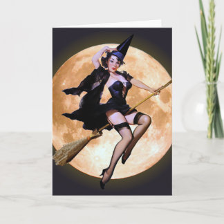Tarjeta Bruja de plumas contra una luna de cosecha