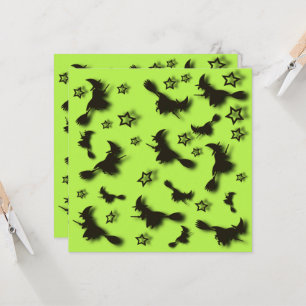 Tarjeta Bruja voladora entre las estrellas en la noche de 