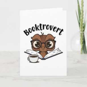 Tarjeta búho Booktrovert con libro y café