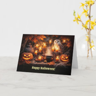 Tarjeta Búho de Halloween con velas y follaje de otoño